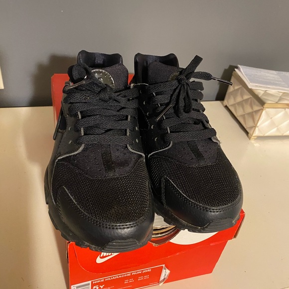 Size 5Y Nike huarache black - Picture 5 of 6